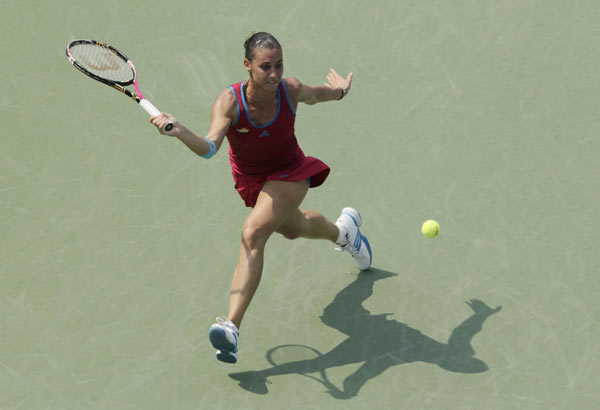Pennetta upsets Peng Shuai to reach quarters