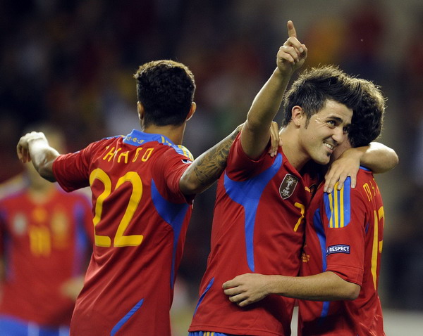 Spain qualify for Euro 2012 with easy win