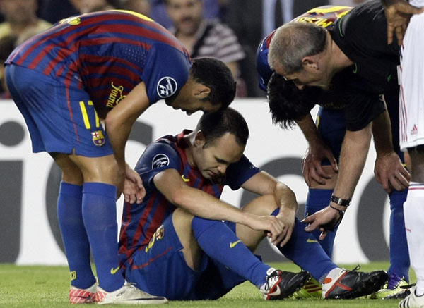 Iniesta out for four weeks with muscle tear