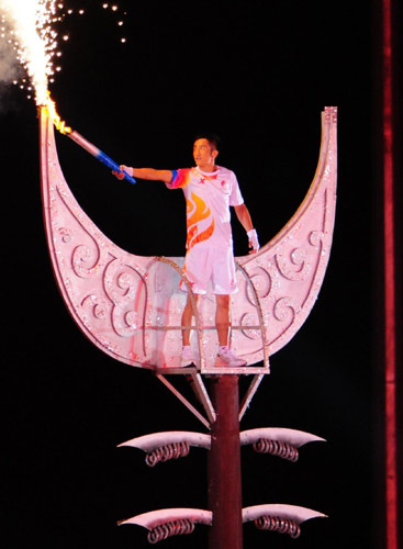 Olympians cheer for ethnic games at party day