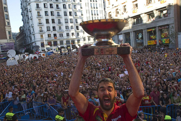 Spanish basketball team parades celebrating European title