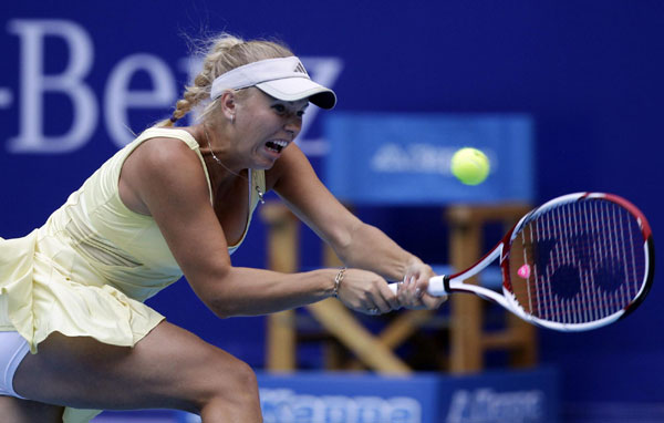 Wozniacki rallies to advance in Beijing