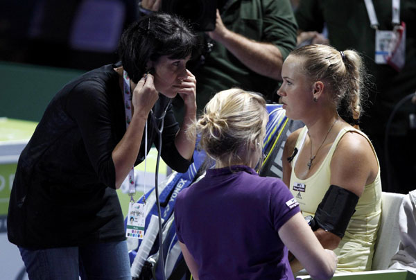 Wozniacki ousted by Kvitova, Azarenka into semis