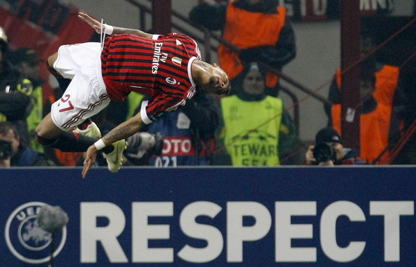 Barcelona secure top spot with win over Milan