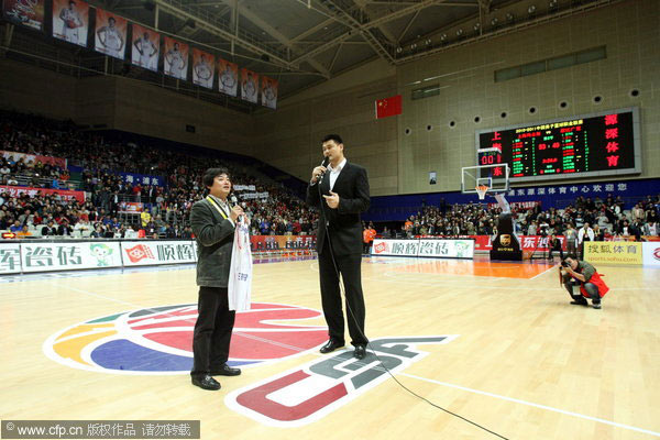 Senior commentator gets jersey from Yao Ming