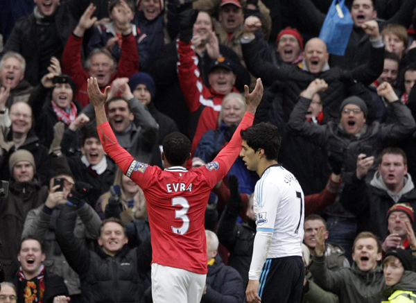 Suarez apologizes for not shaking Evra's hand