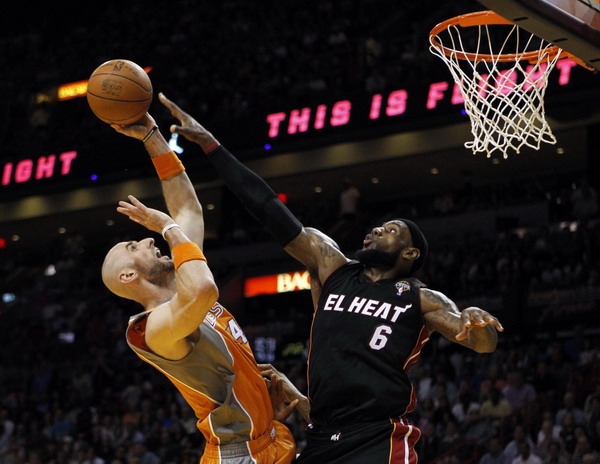 Heat scorch Suns with late hot streak