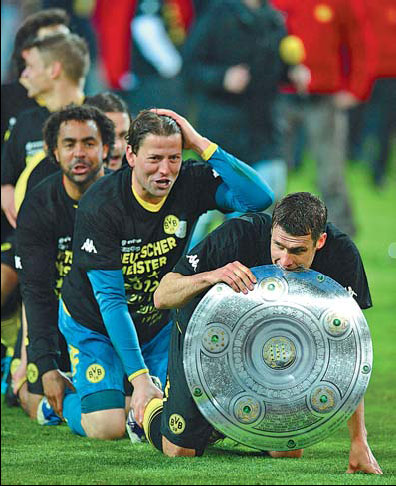 Dortmund claims Bundesliga trophy