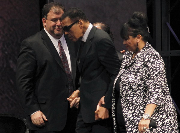 Boxing legend Ali receives Liberty Medal