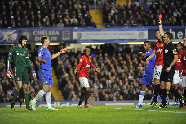 Hernandez seals controversial United win at Chelsea