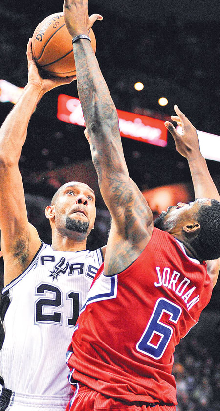 Paul and Griffin lead Clippers over Spurs