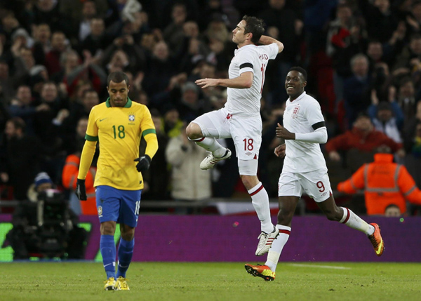 Ronaldinho misses penalty, taken off in ponderous return