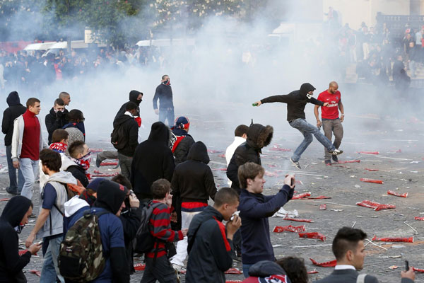 PSG's title celebrations marred by fan violence