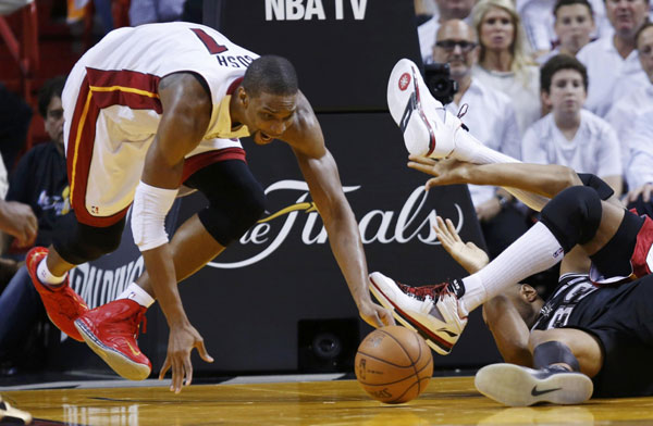 Spurs rallies to beat Heat in game one