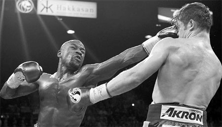 Mayweather coasts to comfortable decision