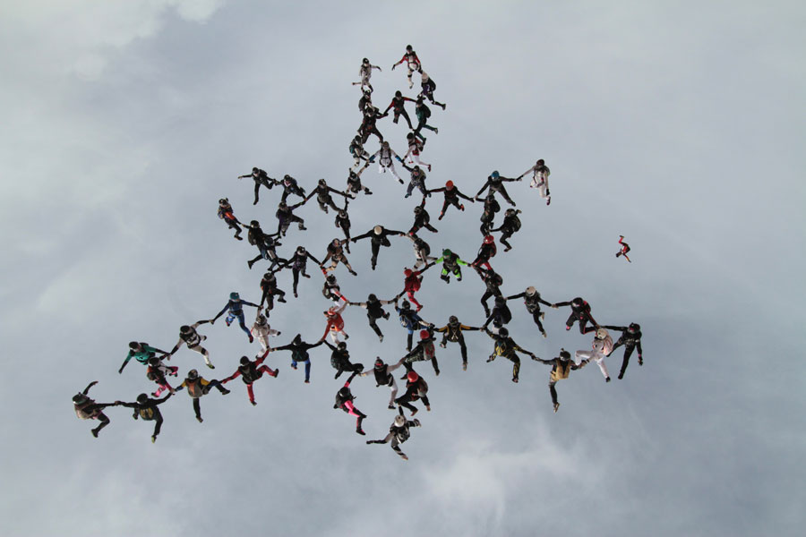 Women skydivers break formation record in US