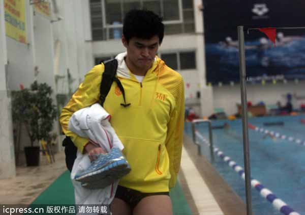 Sun Yang resumes training on plateau