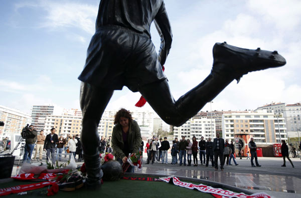 Eusebio, Portugal's beloved soccer giant, dies at 71