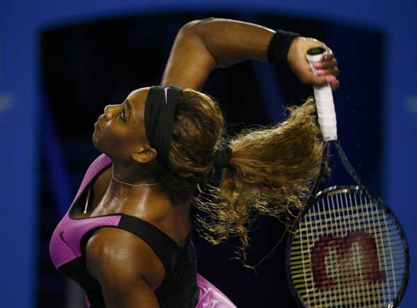 Serena Williams advances after Venus loses