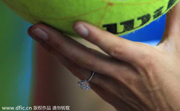 Wozniacki dazzles tennis crowd with diamond ring