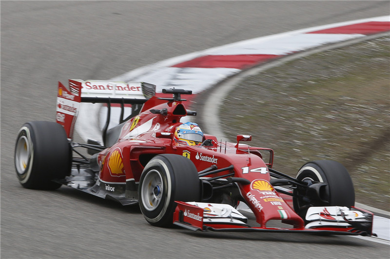Hamilton takes pole for Mercedes in China