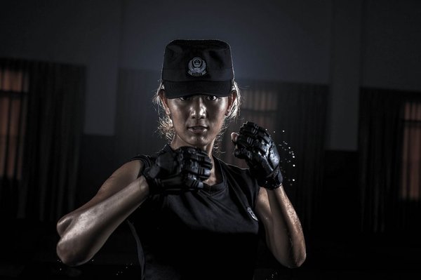 Photo special: Hard training of female SWAT