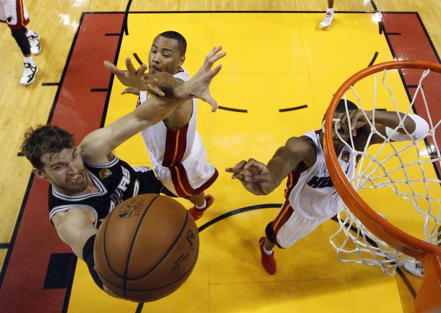 Spurs beat Heat to take 2-1 series lead