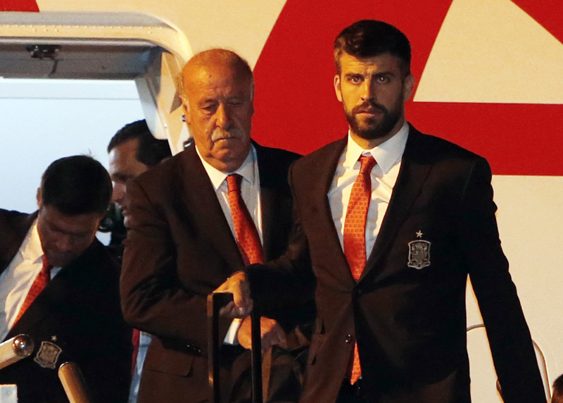 Suits suit more than shirts: soccer stars arrive in Brazil