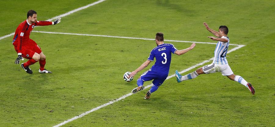 Messi scores and lifts Argentina 2-1 over Bosnia