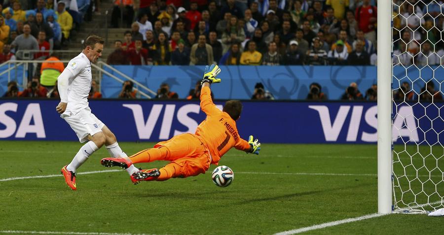 Suarez late winner put England on brink of elimination