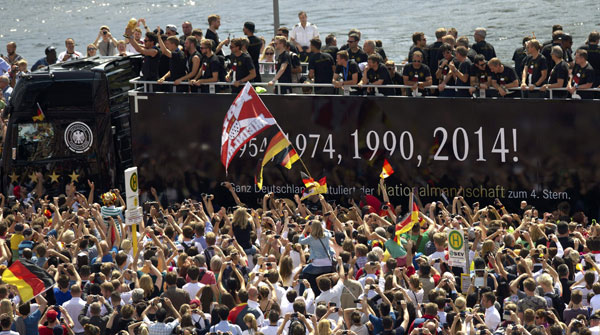 Germany World Cup heroes return to huge fan party