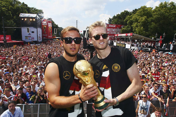 Germany World Cup heroes return to huge fan party