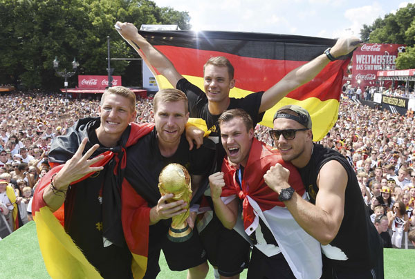 Germany World Cup heroes return to huge fan party