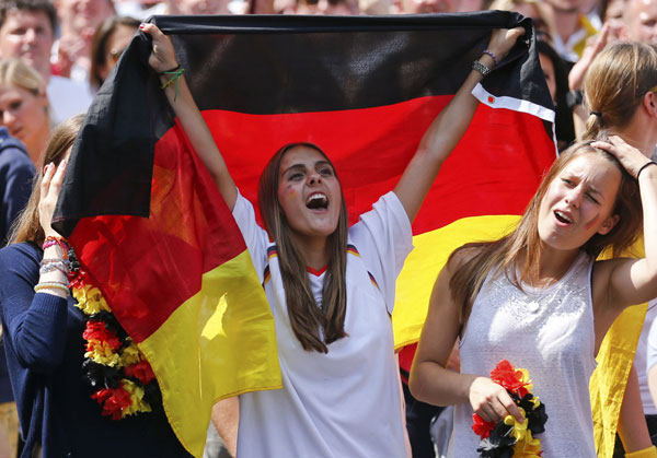 Germany World Cup heroes return to huge fan party