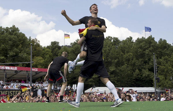 Germany World Cup heroes return to huge fan party