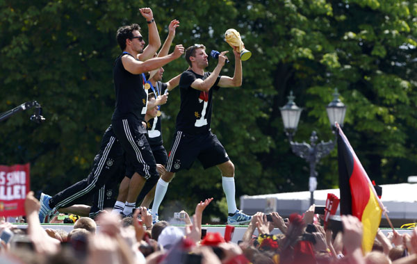 Germany World Cup heroes return to huge fan party