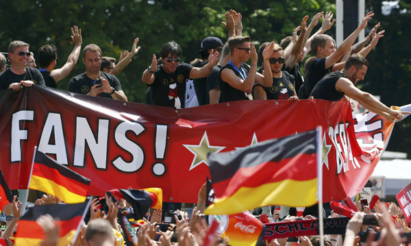 Germany World Cup heroes return to huge fan party