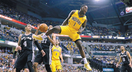 Hornets swoop on Indiana's Stephenson