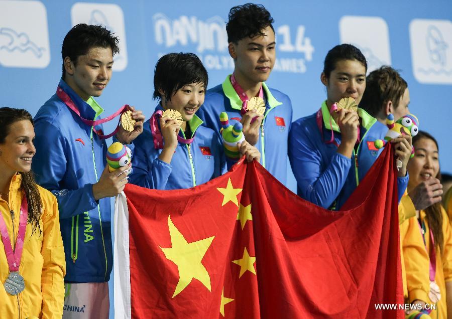 Team China win gold at mixed 4 x 100m freestyle relay