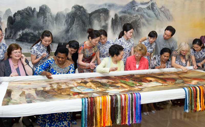 Peng Liyuan tours Nanjing Museum with wives of foreign leaders