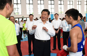 Peng Liyuan tours Nanjing Museum with wives of foreign leaders