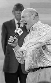 Boisterous Ballmer rallies Clipper fans into frenzy