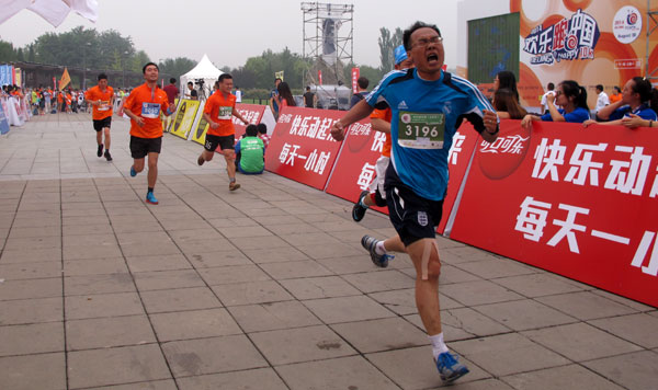 Defying conditions, 3,000 line-up for Beijing run