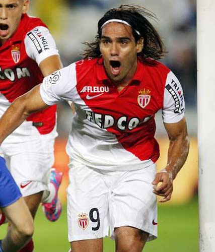 Man United signs Falcao on loan with option to buy