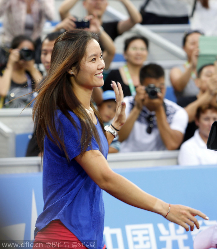 Li Na waves good-bye to hometown fans