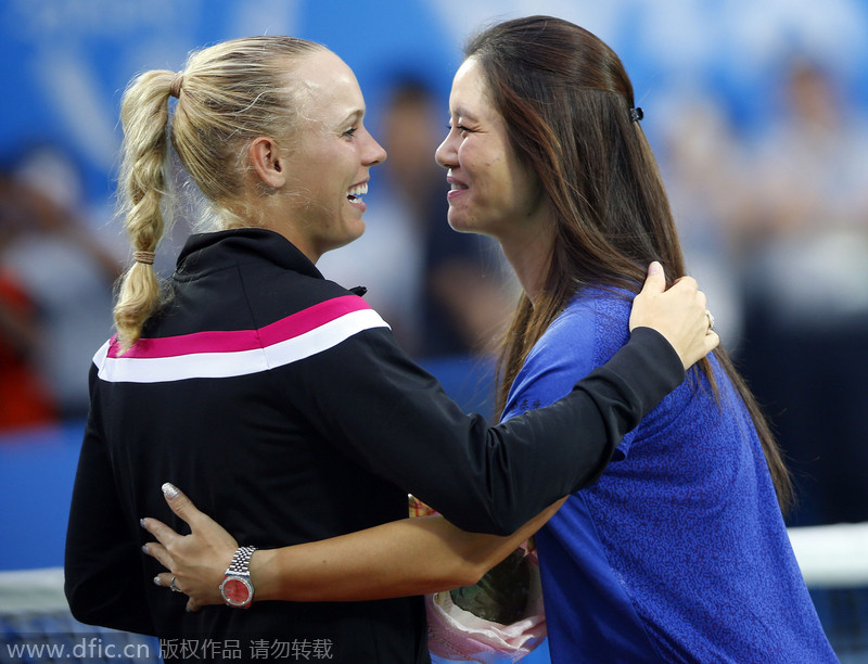 Li Na waves good-bye to hometown fans