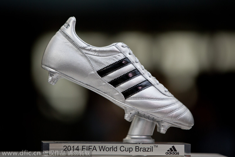 Mueller receives World Cup 'Silver Shoe'
