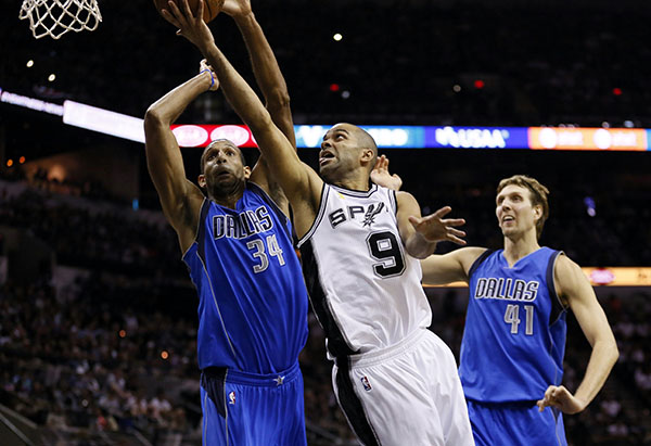 Spurs edge Mavs in San Antonio to open title defense