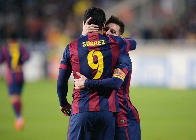 Barcelona beats APOEL 4-0, Messi sets record