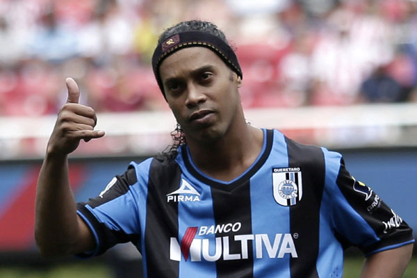 Ronaldinho threatened with sack for not returnin